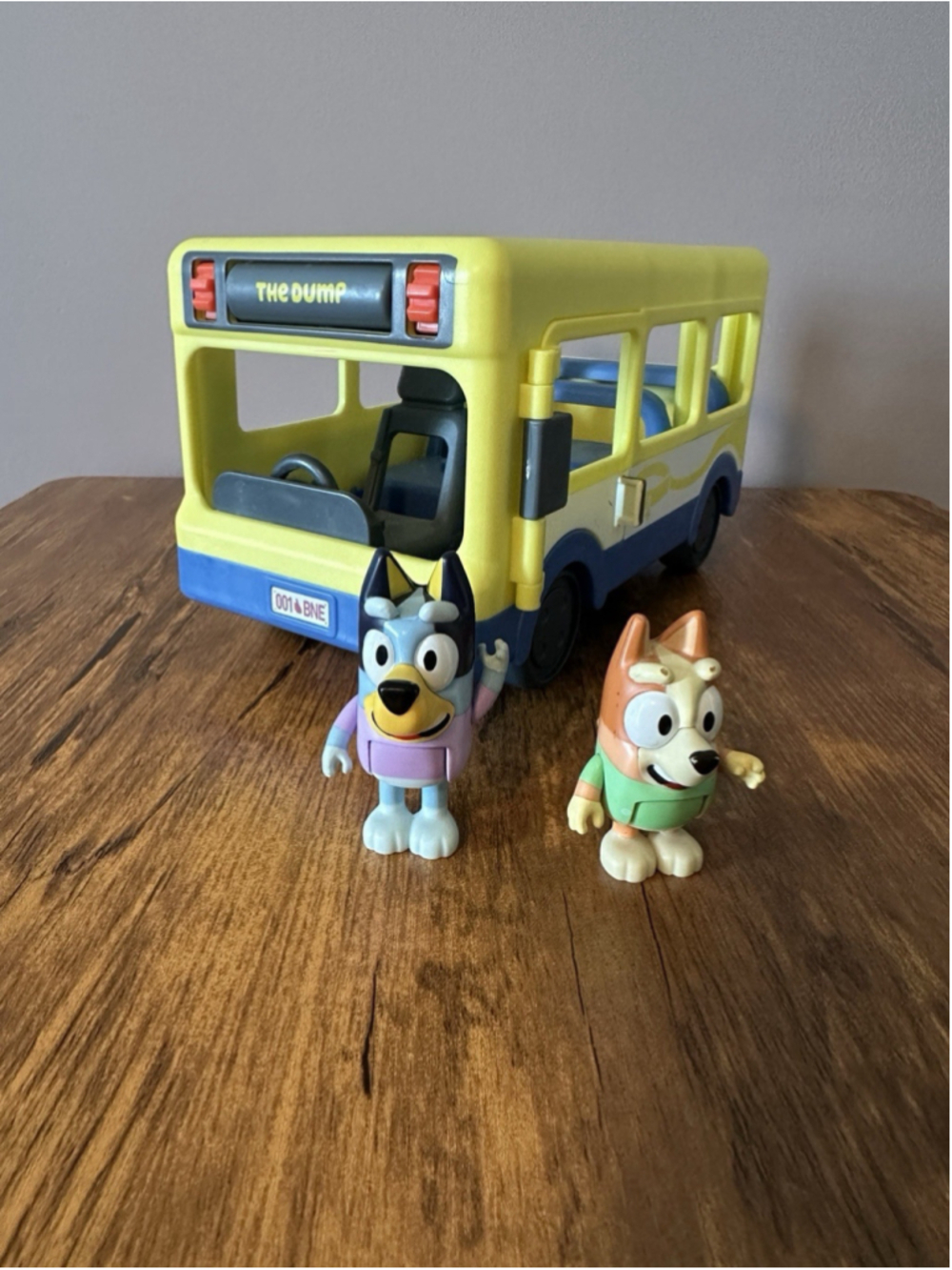 Bluey School Adventures Rotating Sign Yellow Bus Toy w/ Bluey Action Figure